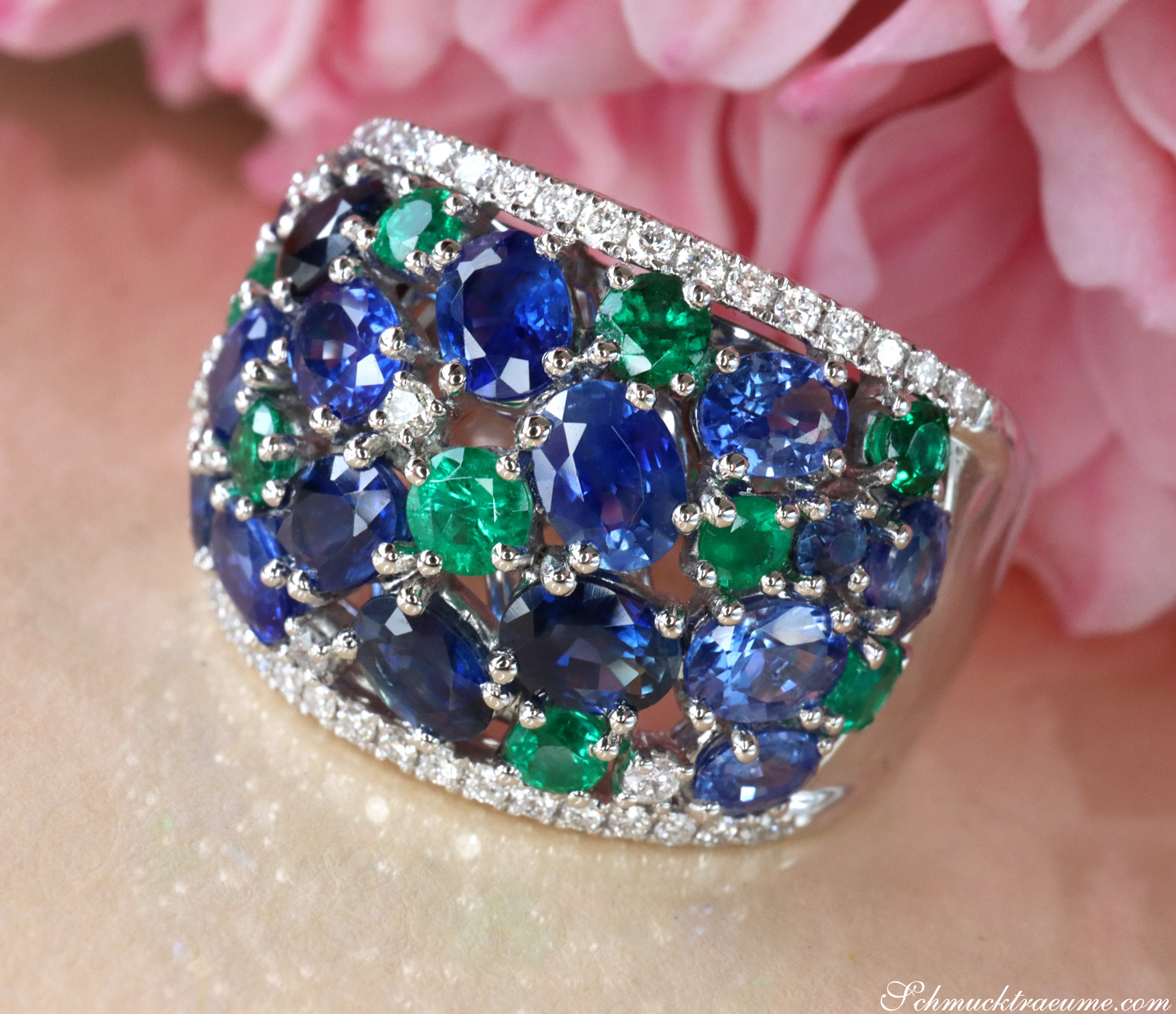 Fabelhafter Saphir Ring mit Smaragden und Brillanten - Image 4