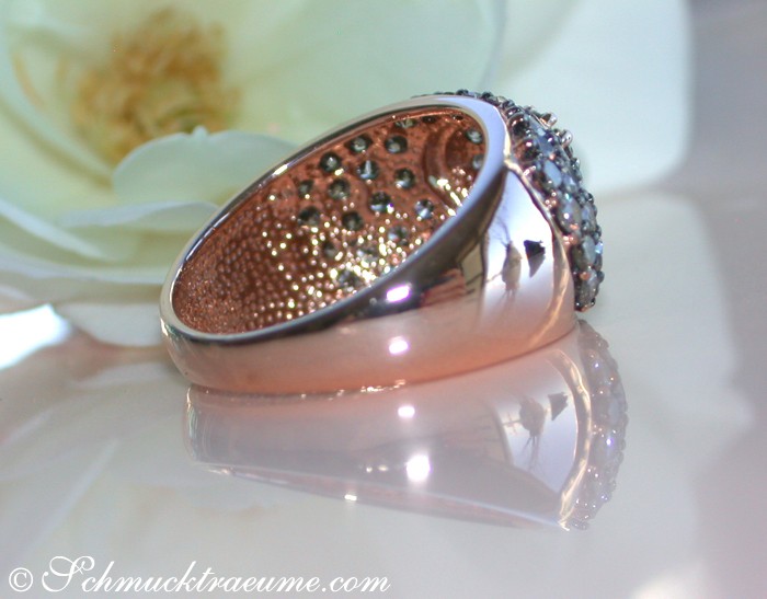 Herzring aus Roségold mit braunen und weißen Brillanten auf weißer Blume