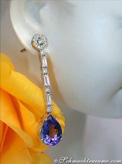 Weißgold-Ohrring mit Tansanit-Tropfen und Diamanten, Detailaufnahme