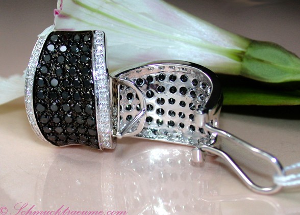 Schwarze Diamant-Ohrstecker aus Weißgold 585, Detailaufnahme, elegant getragen