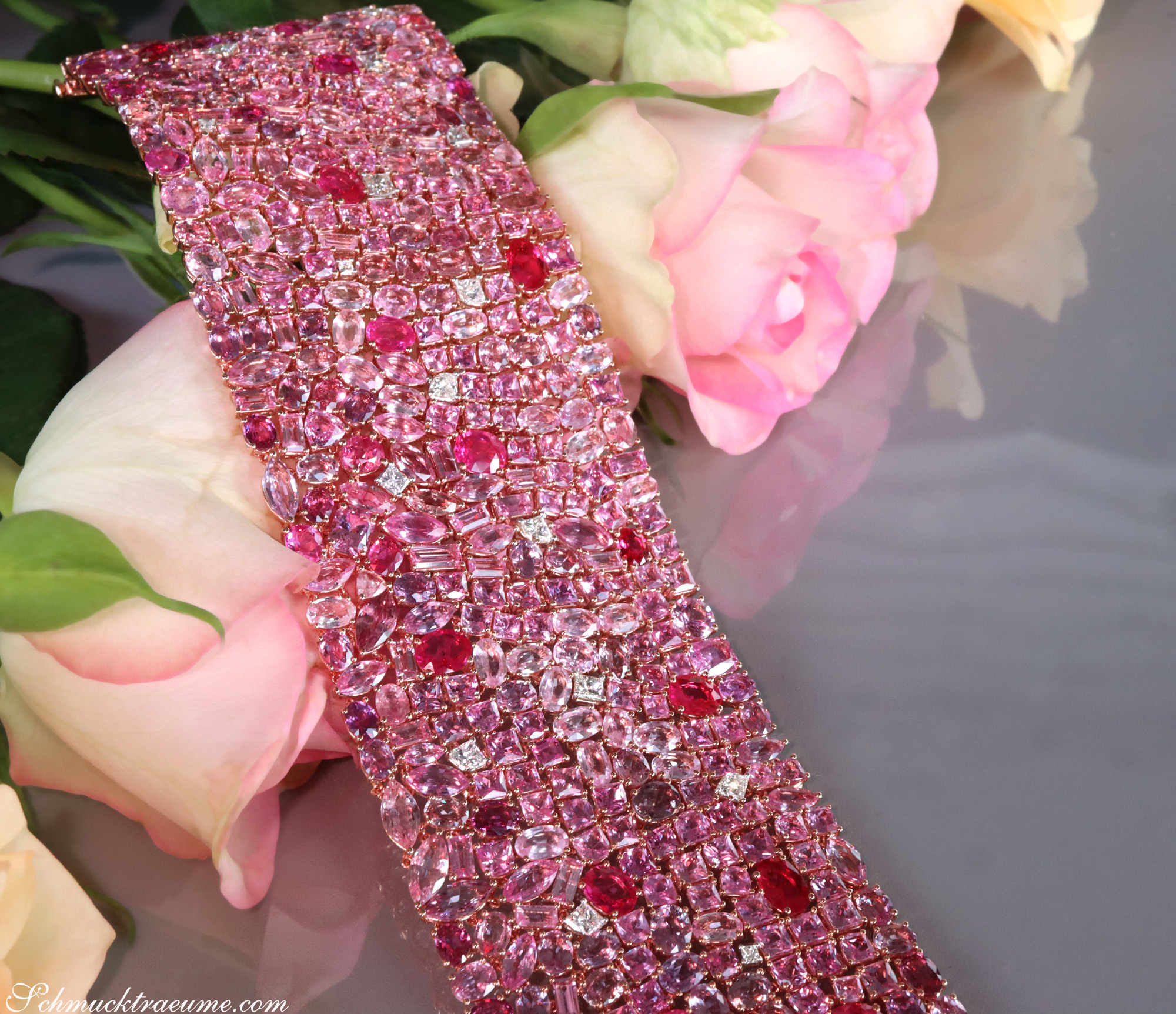 Pinkes Saphir-Armband mit 485 Steinen, 115,07 ct., Roségold 750, Detailaufnahme, Rosen im Hintergrund