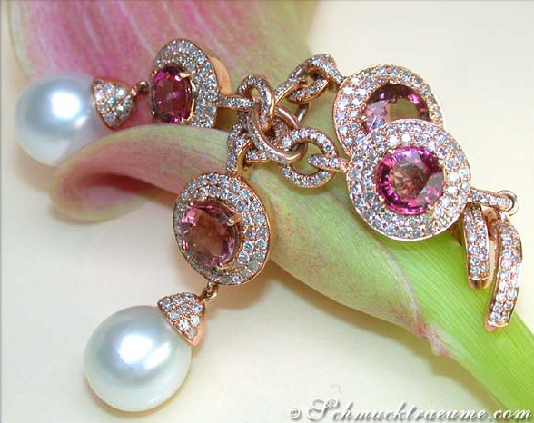 Detailansicht von Roségold-Ohrgehängen mit Südseeperlen und pinken Turmalinen