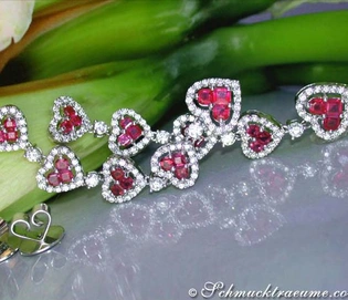 Herzformige Rubin-Ohrgehänge im Weißgold, detailreich verziert