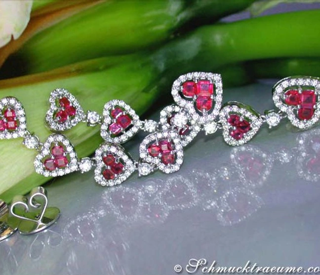 Herzformige Rubin-Ohrgehänge im Weißgold, detailreich verziert Herzformige Rubin-Ohrgehänge im Weißgold, detailreich verziert