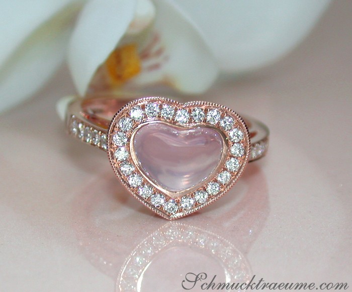 Herzring aus Roségold 750 mit Cabochon-Rosenquarz und Brillanten