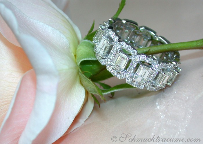 Weiße Diamant-Ring auf Rosenblüte, Detailaufnahme, elegant, hochwertig