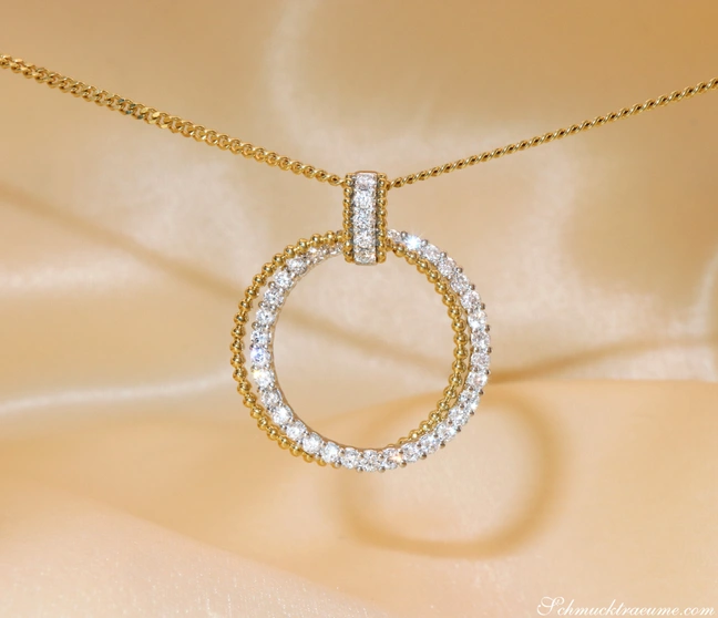 Goldkette mit funkelndem Diamantkreis-Anhänger in Gelb- & Weißgold 750 Goldkette mit funkelndem Diamantkreis-Anhänger in Gelb- & Weißgold 750