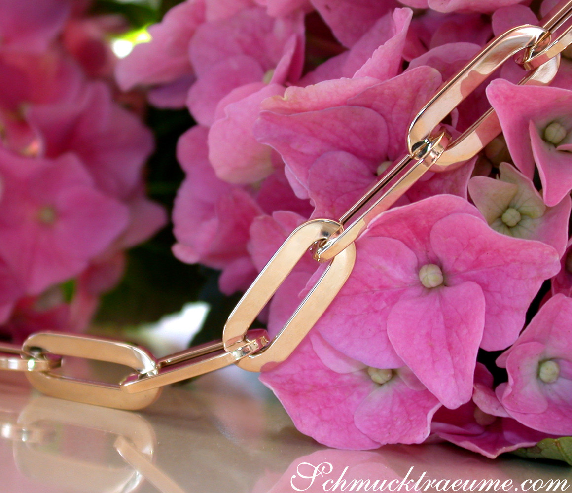Goldenes Paperclip-Armband in Gelbgold 585 vor rosa Hortensienblüten, Detailaufnahme