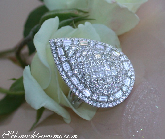 Weißgold-Tropfenring mit Diamanten, Detailaufnahme, elegant getragen