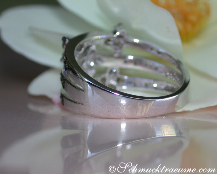 Blütenring mit naturbraunen und weißen Diamanten auf Blütenhintergrund