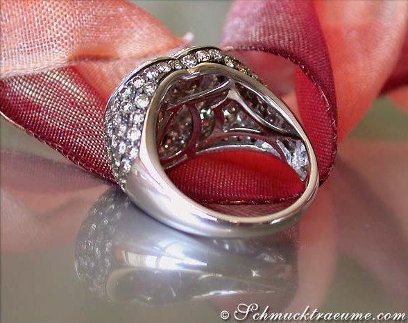 Detailaufnahme eines Herzringes mit cognac-braunen und weißen Diamanten in Weißgold 585.