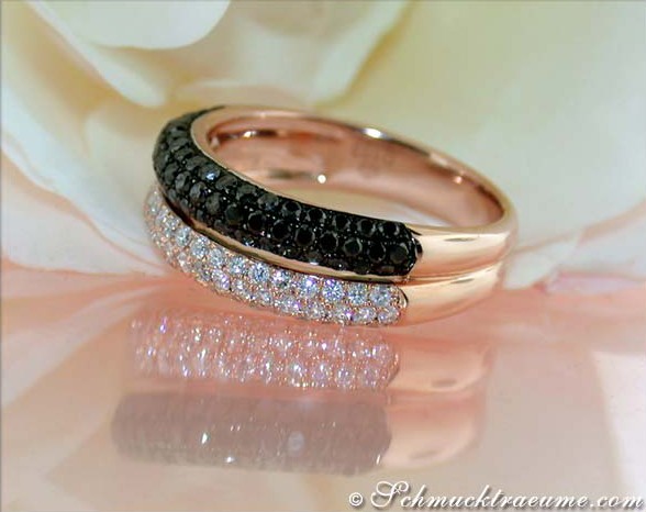 Detailansicht von Ring mit schwarzen und weißen Diamanten auf Roségoldbasis