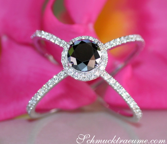 Schwarz-diamant-Solitär-Ring mit weißgoldener Verzierung auf rosa Blüte. Schwarz-diamant-Solitär-Ring mit weißgoldener Verzierung auf rosa Blüte.