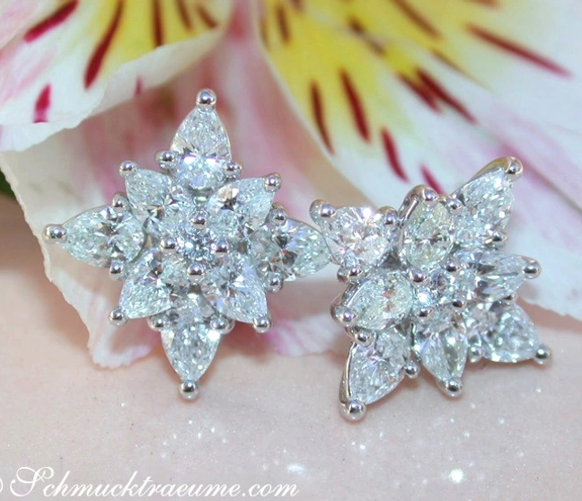 Diamantsterne in Weißgold, 2.740 Karat TW VS1, auf Blüte gelegt Diamantsterne in Weißgold, 2.740 Karat TW VS1, auf Blüte gelegt