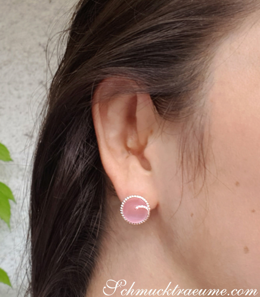 Rosenquarz-Ohrstecker mit Brillanten, Detailaufnahme in Roségold 750