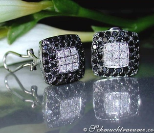 Schwarz-weiße Diamant-Carré-Ohrstecker in Weißgold