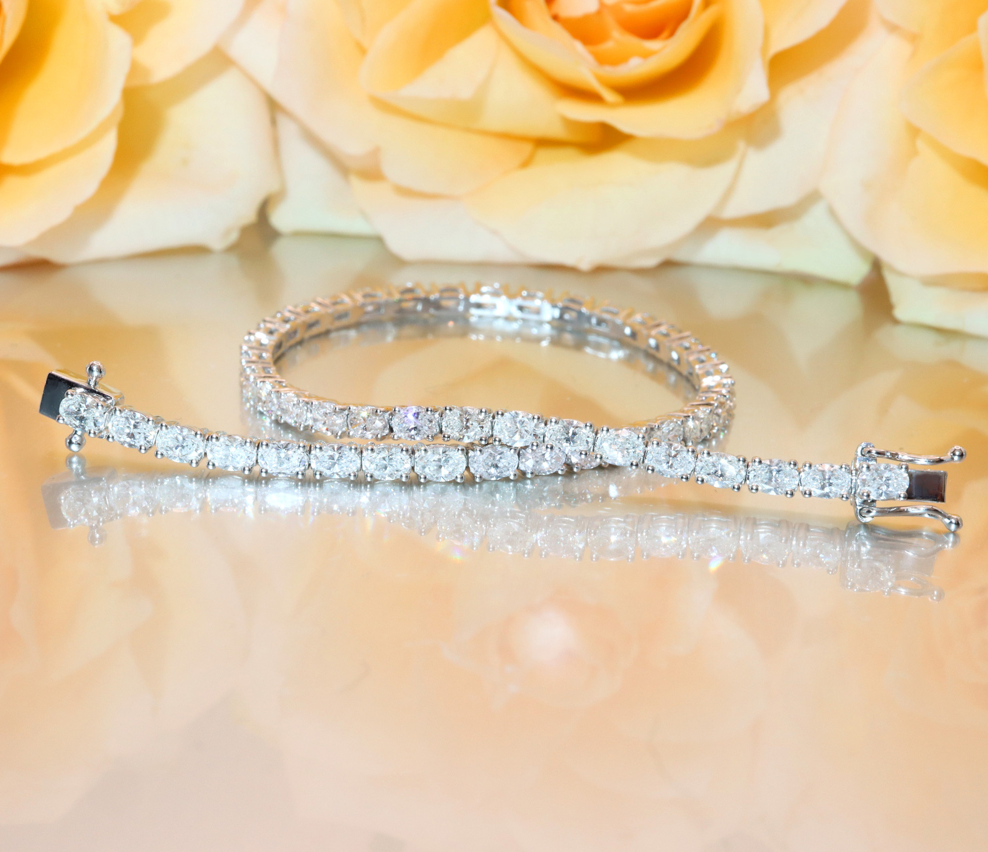 Detail des Tennisarmbandes mit ovalen Diamanten im Ovalschliff auf glänzender Oberfläche