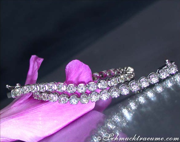 Weiße Diamanten Tennisarmband auf lila Blüte, Detailaufnahme, elegant, Luxus-Schmuck