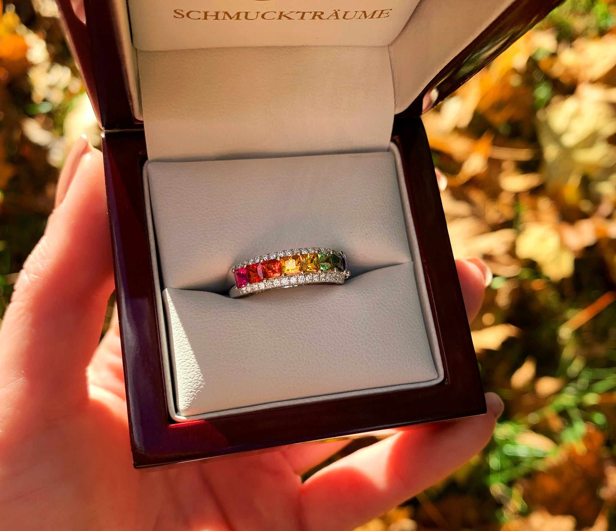 Regenbogen-Saphir-Ring mit Brillanten in Weißgold, Detailaufnahme