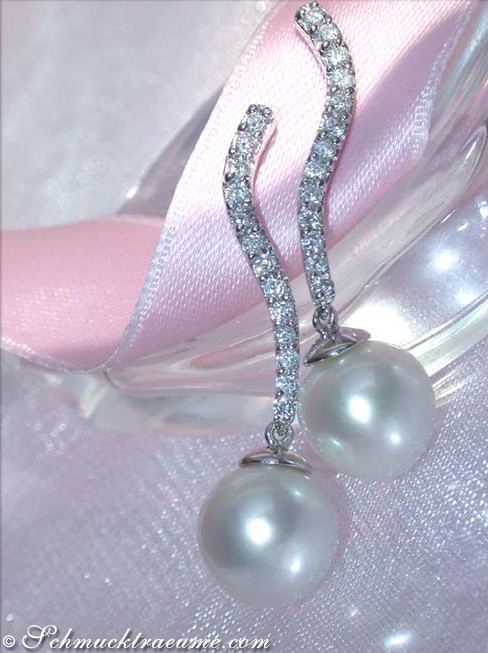 Geschwungene Südseeperlen Ohrstecker mit Brillanten in Weißgold 585