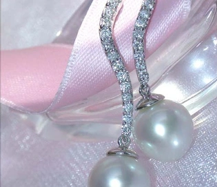 Geschwungene Südseeperlen Ohrstecker mit Brillanten in Weißgold 585