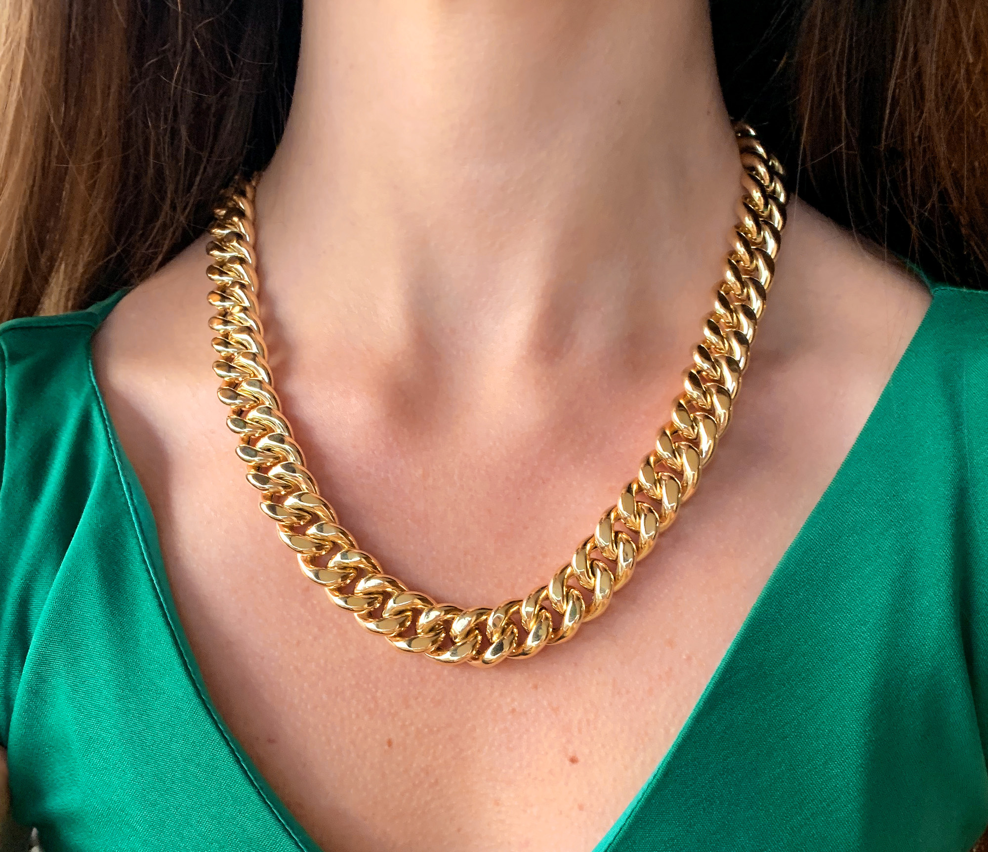 Gold Panzer-Collier in Gelbgold 585, 140 Gramm, getragen mit grünem Oberteil