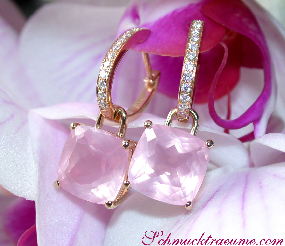 Rosenquarz-Kissen-Ohrringe mit Diamanten auf Orchideenblüte.