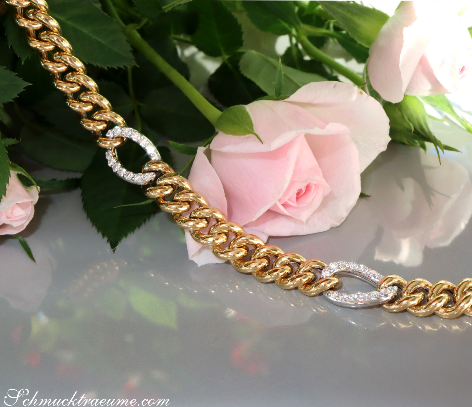 Goldenes Panzerarmband mit Brillanten, Rosenblüten im Hintergrund