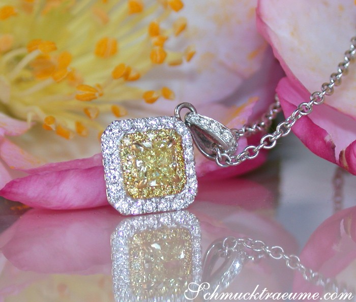 Klassischer gelber Diamant-Anhänger mit Radiant-Schliff auf silberner Kette