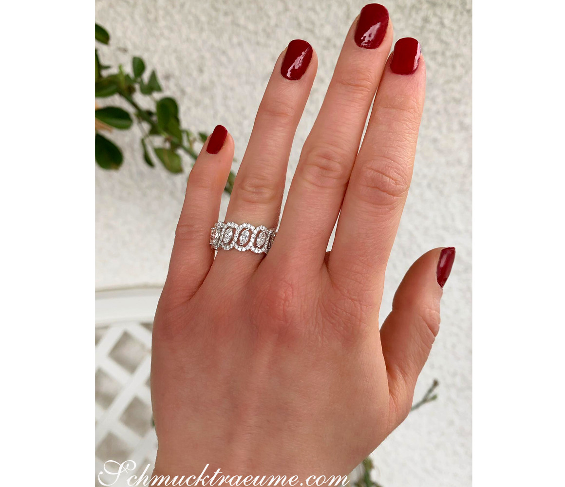 Weißgoldener Marquise-Diamant-Ring mit Brillanten, Detailaufnahme, Nagelkunst rot, Hintergrund weiß.