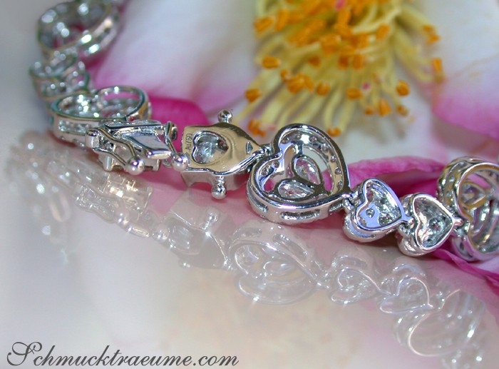 Herz-Diamant-Armband mit 8.95 ct. in Weißgold 750, Detailaufnahme mit Blume im Hintergrund
