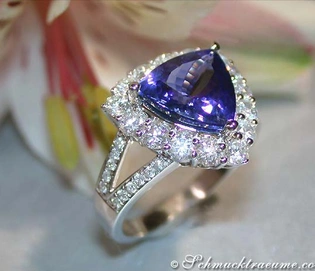 Triangel-Tansanit-Ring mit 4.370 Karat in Weißgold 750