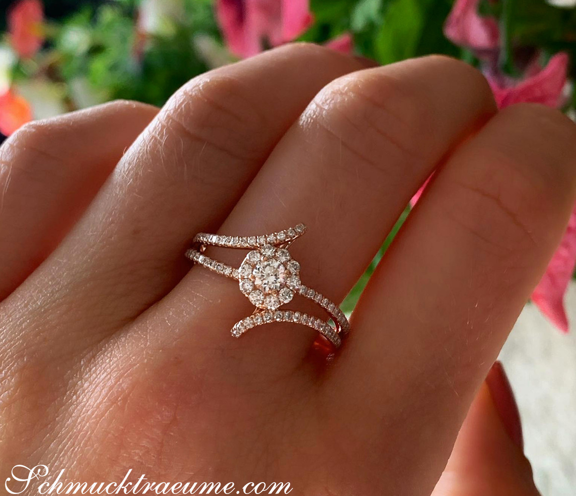 Mini Solitär-Ring mit Brillanten in Roségold, Detailaufnahme auf Hand mit Blumen im Hintergrund