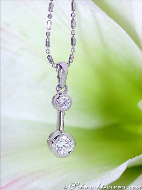 Detailansicht der zarten Brillanten-Solitär-Halskette aus Weißgold 750