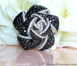 Schwarz-weißer Diamant-Rosenring auf weißer Rose, elegantes Design