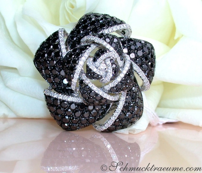 Schwarz-weißer Diamant-Rosenring auf weißer Rose, elegantes Design Schwarz-weißer Diamant-Rosenring auf weißer Rose, elegantes Design
