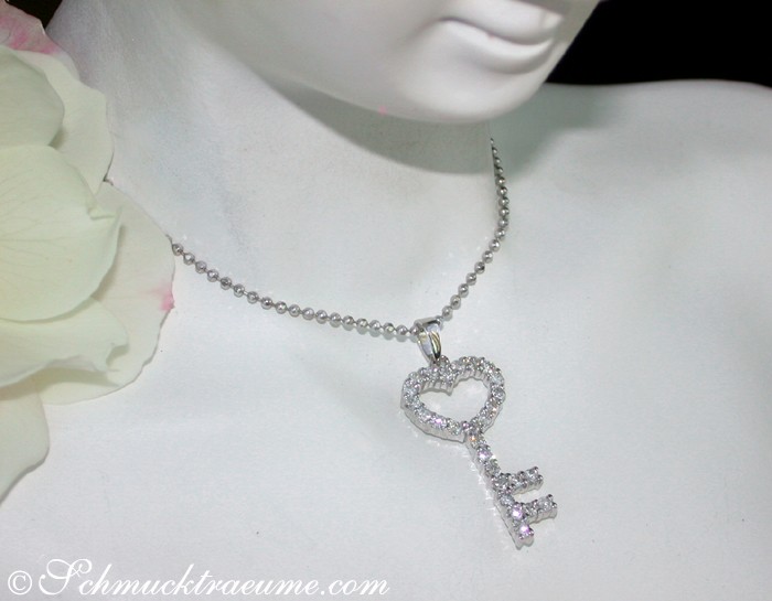 Feiner Diamanten Schlüssel Anhänger - Image 4