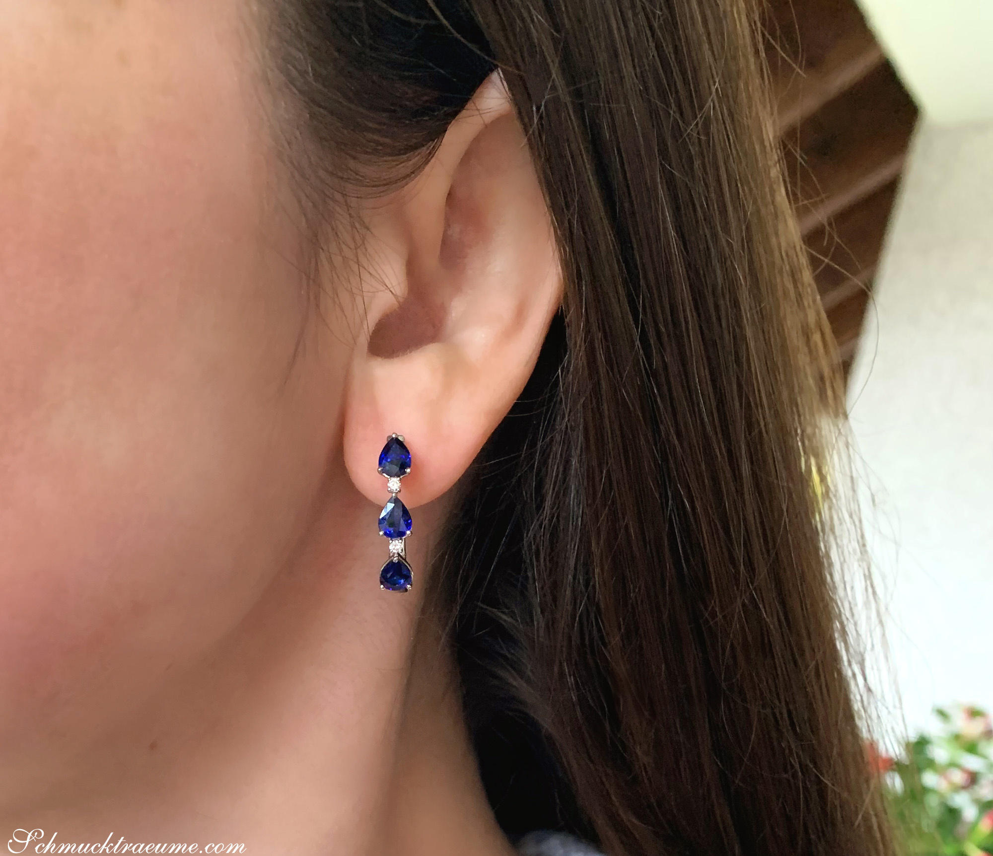 Detailansicht der eleganten Saphir-Tropfen-Ohrringe mit Brillanten.