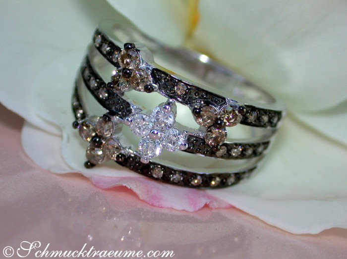 Blütenring mit Braun- und Weißdiamanten, Detailaufnahme auf Blüte, elegant und floral