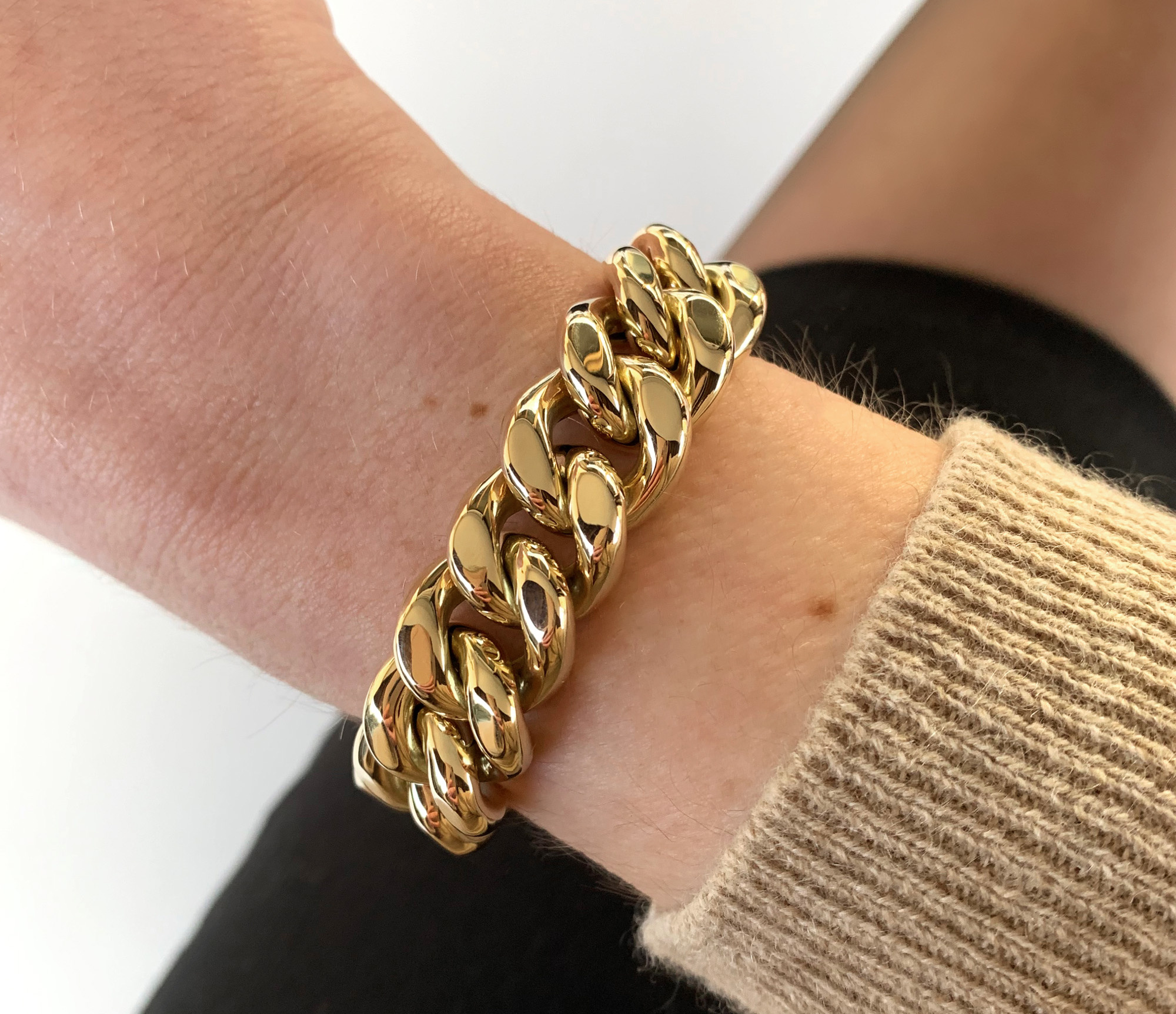 Gold Panzerarmband in Gelbgold 585, Detailaufnahme, handgeschmiedet, 60 Gramm, elegant getragen