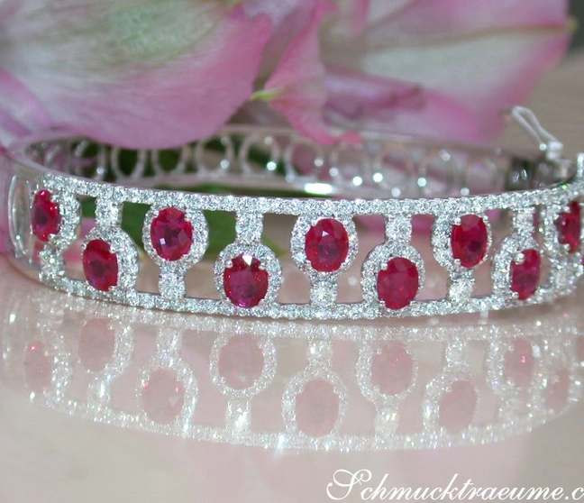 Prinzessinnenarmreif mit Rubinen und Brillanten in Weißgold Prinzessinnenarmreif mit Rubinen und Brillanten in Weißgold