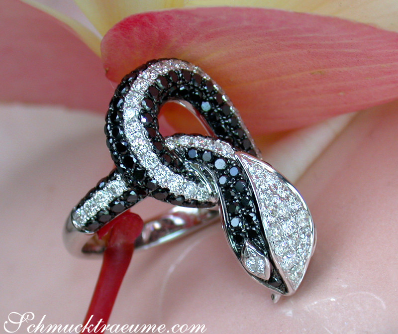 Schlangenring mit schwarzen und weißen Diamanten, Detailaufnahme, elegant, exklusiv