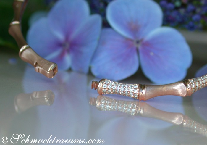 Blütenhintergrund, Diamantenarmreif im Bambusdesign, Detailaufnahme, satiniertes Roségold, eleganter Schmuck