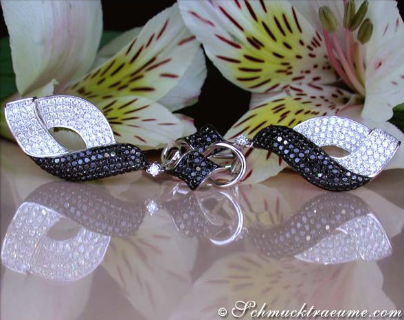 Schwarz-weiß Diamant-Ohrhänger mit Handarbeit, Detailaufnahme, Kontrast, elegant.