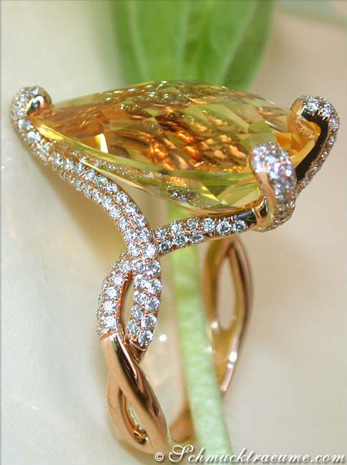 Detailaufnahme des Citrin-Tropfen-Ringes mit Roségold und Diamanten