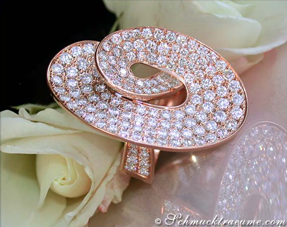 Detailansicht des Roségold-Ringes mit Micropavé-Brillanten, zarte Blüten im Hintergrund.