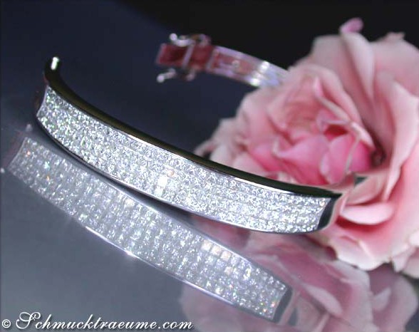 Prächtiger Diamantenarmreif im Invisible Setting, Detailaufnahme, Rosenblüte im Hintergrund