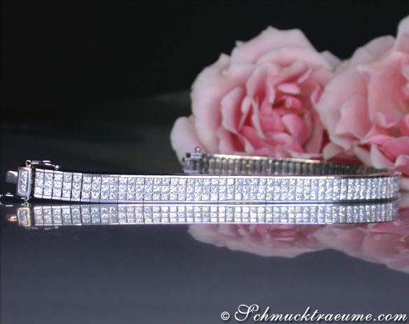 Armband aus Weißgold mit Diamanten, rosa Rose im Hintergrund, Detailaufnahme