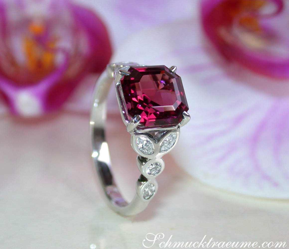 Rhodolith-Ring mit Diamanten auf Orchideenblüte