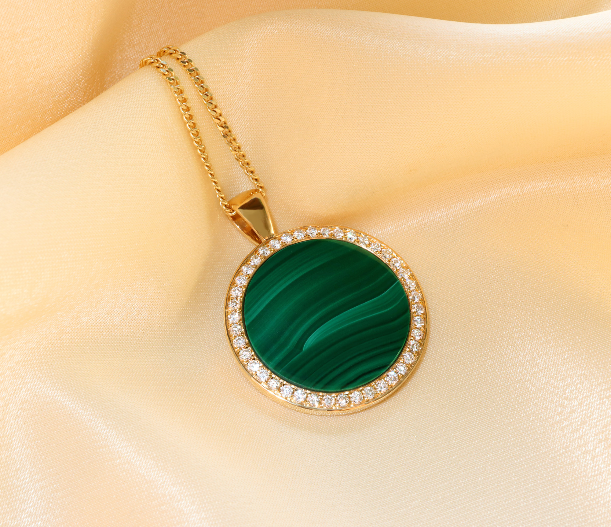 Klassischer Malachit-Anhänger in Gelbgold mit Diamanten auf samtigem Hintergrund